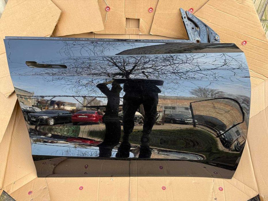 Двері передні праві Tesla model Y