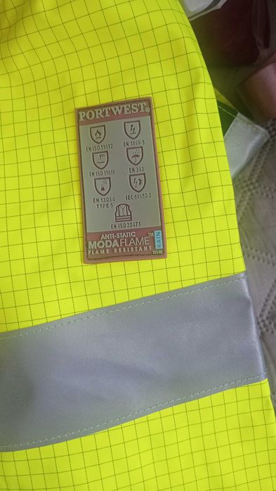 Kurtka robocza z normami bezpieczeństwa