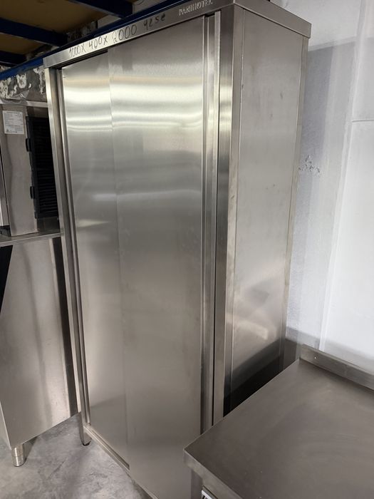 Louceiro em inox , 3 prateleiras  armário completamente fechado