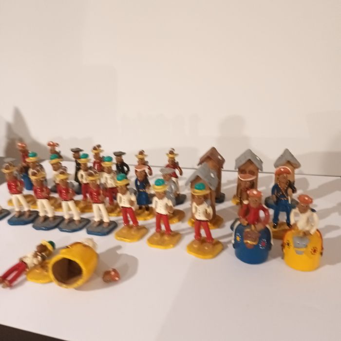 Peças xadrez antigas em argila pintadas à mão