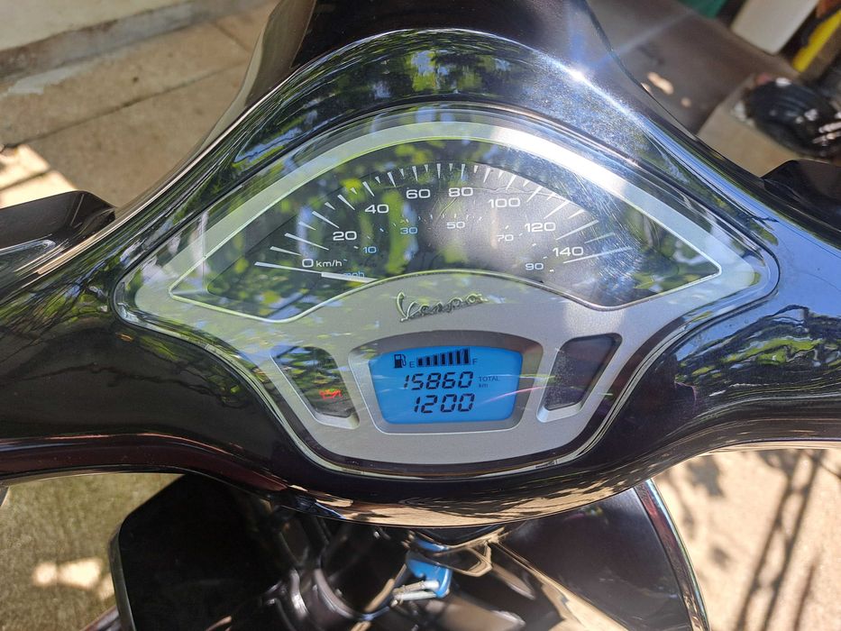 Mota Vespa Primavera 125cc, de 8/2017 com 15 800Km.  Bastante económica e muito fiável, tem pneus novos, manutenção recente e 2 chaves.