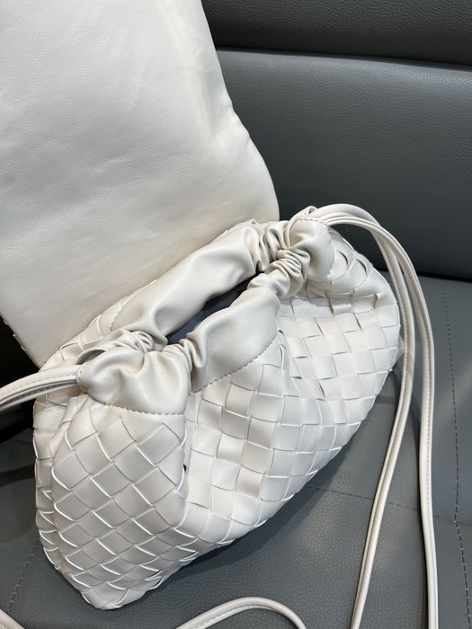 Жіноча сумка Bottega Veneta молочний