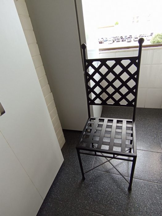 Cadeiras em ferro maciço feitas à mão