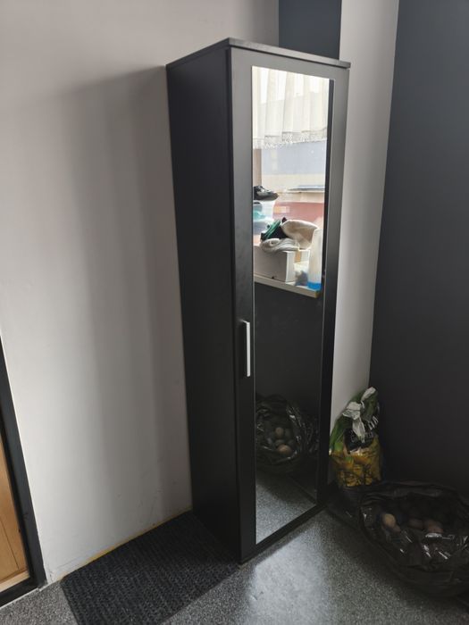 Mała komoda lub szafa