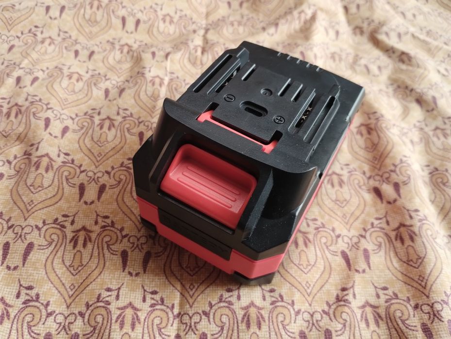 Корпус АКБ макітовська посадка. Макіта