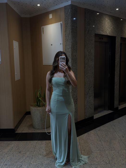 Vende-se vestido de festa.