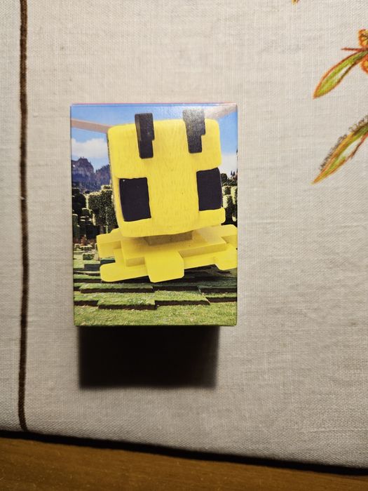 Figurka kolekcjonerska minecraft Pszczoła happy meal McDonald's