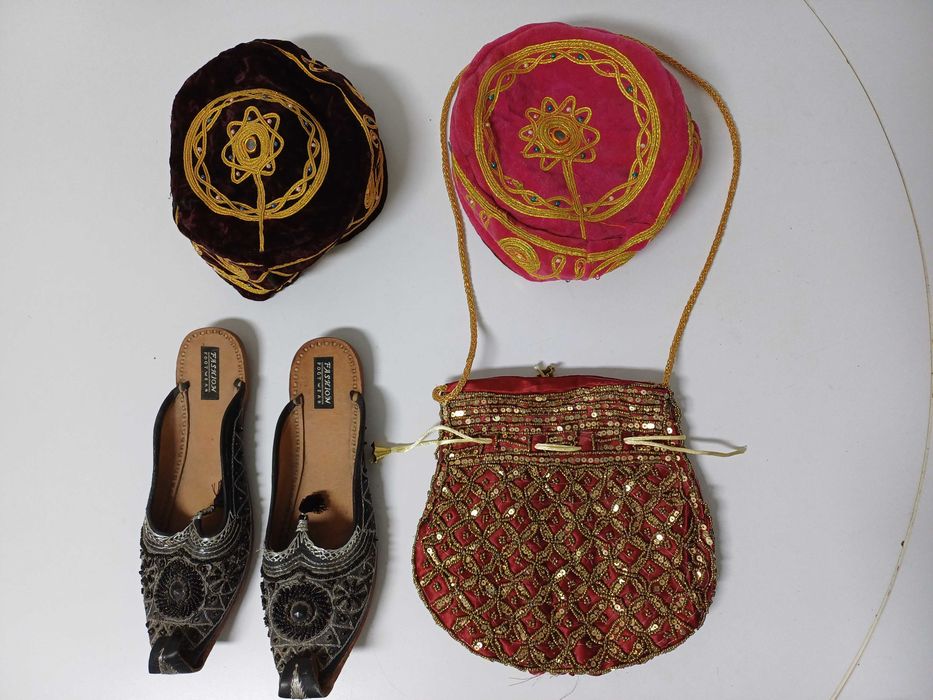 Chapéus muçulmanos, sandálias e bolsa