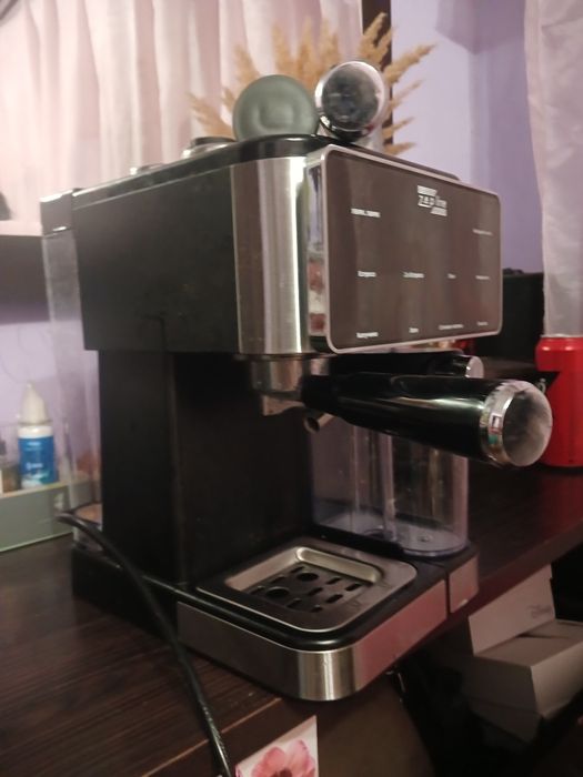 Кофемашина рожковая Zepline ZP-6806 с капучинатором и сенсорным управл