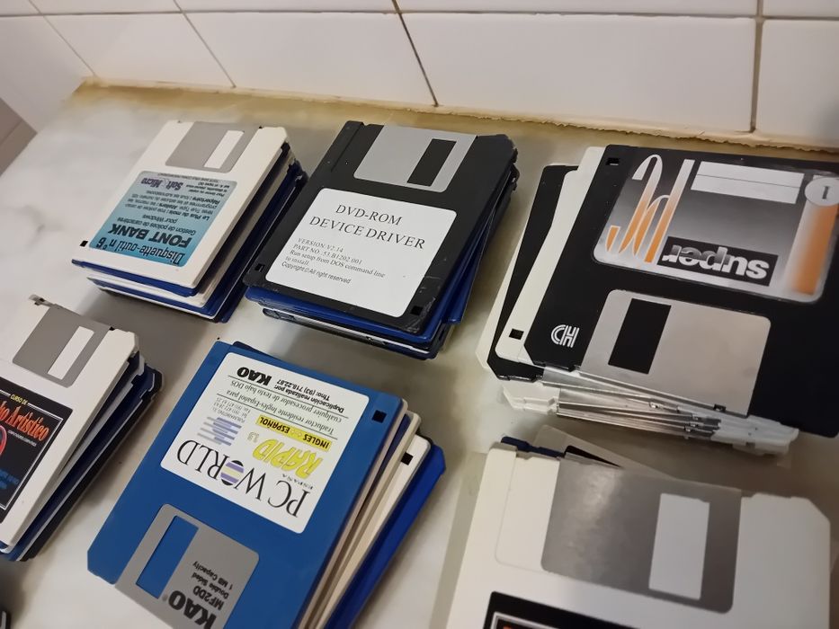 Conjunto de 75 Disquetes 3.5 DD