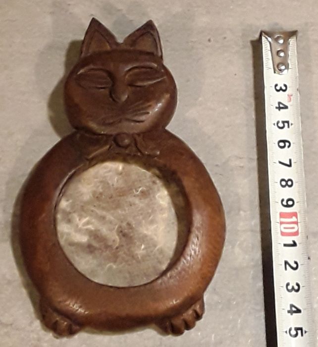 Antiga moldura em madeira formato gato