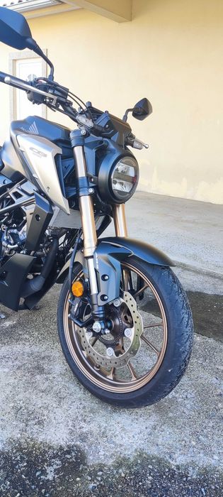 Honda CB125R (como nova, poucos KMs)