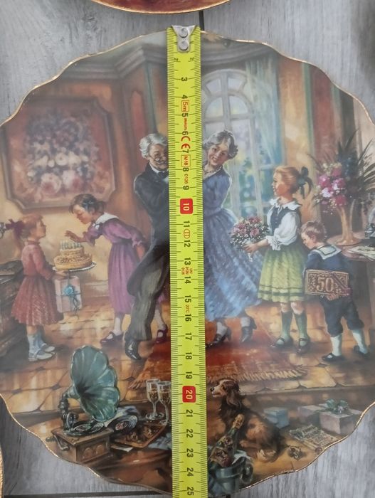 Świąteczne porcelanowe talerze na ścianę.