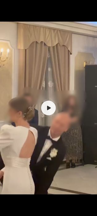 Prosta suknia ślubna z długim rękawem i bufkami