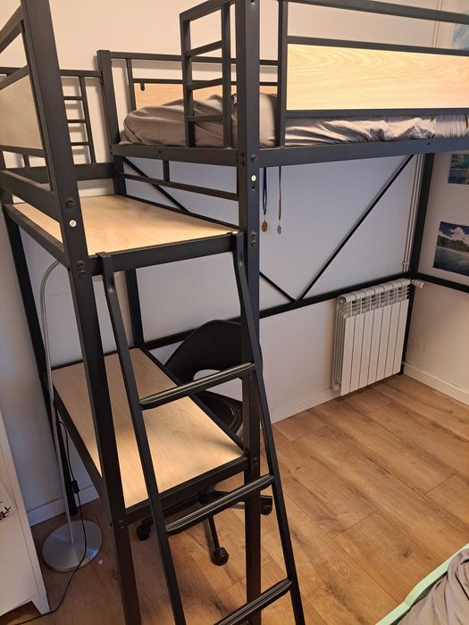 Cama de solteiro "beliche" aérea com secretária.