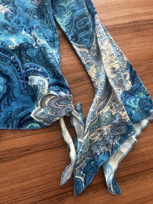 camisola azul e branca