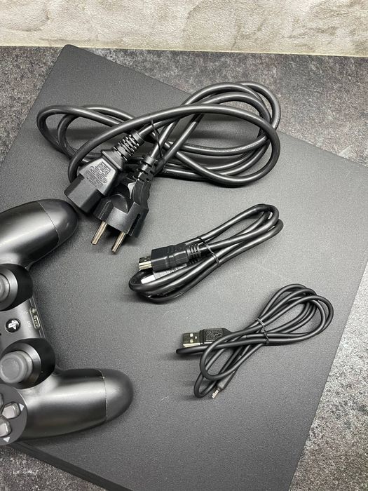 Sony PlayStation 4 Pro (CUH-7116B) — 1 ТБ, один джойстик.