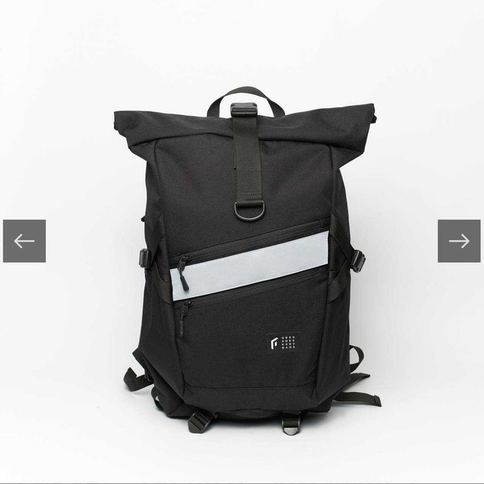 Mochila preta com detalhe refletor