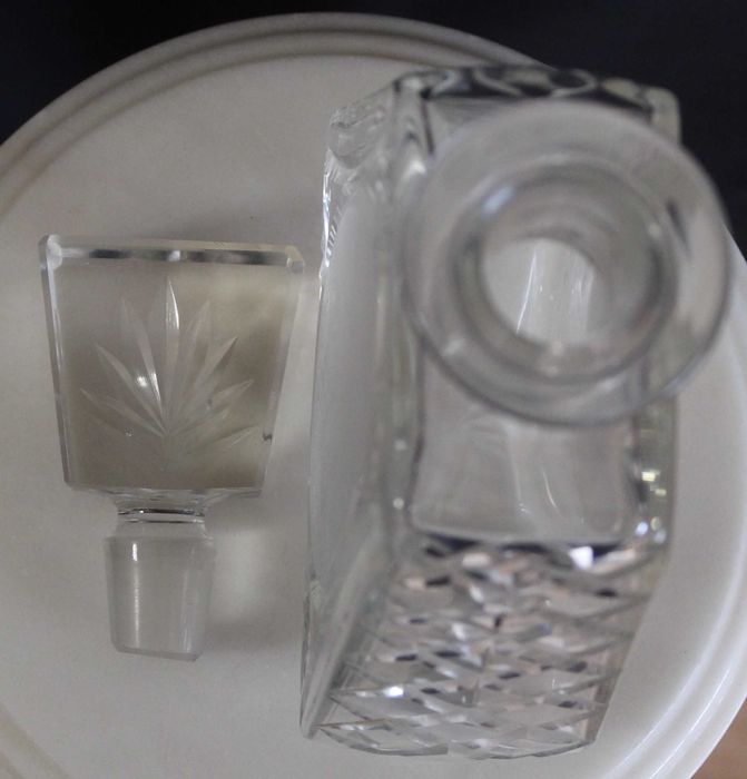 Garrafa de cristal vintage, anos 60, lapidada, gravada à mão.