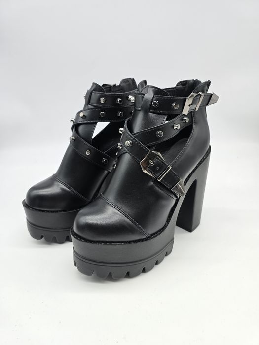 Botas estilo Rock / Metal / Gótico 
Número 36
Novas