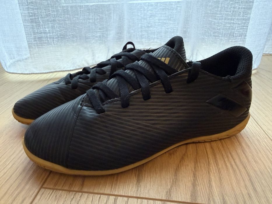 Halówki Adidas Nemezis w rozmiarze 33.