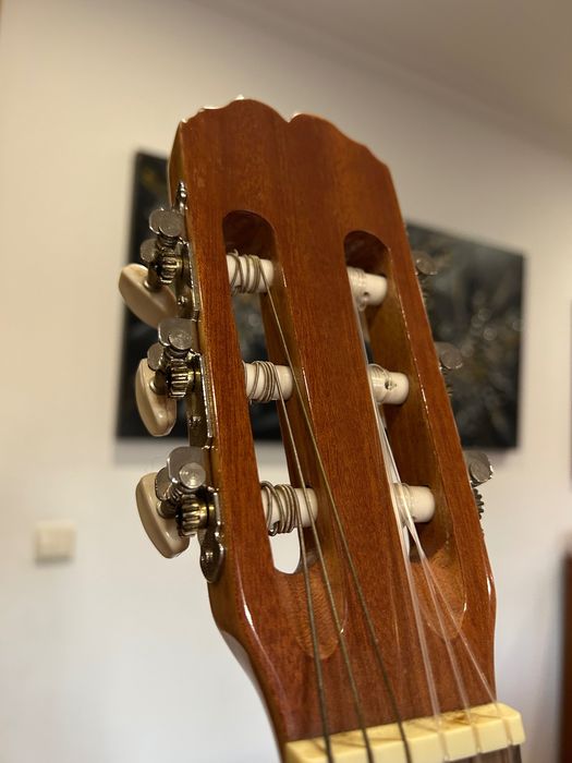 Guitarra ADMIRA SARA-EC T-38 em excelente estado ideal para iniciantes