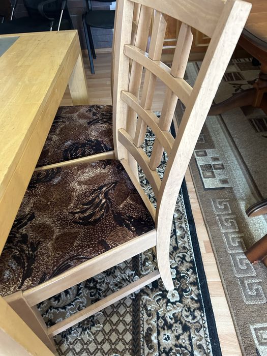 Продаю стіл і чотири стільці, стіл не розкладний має незначні пошкодже