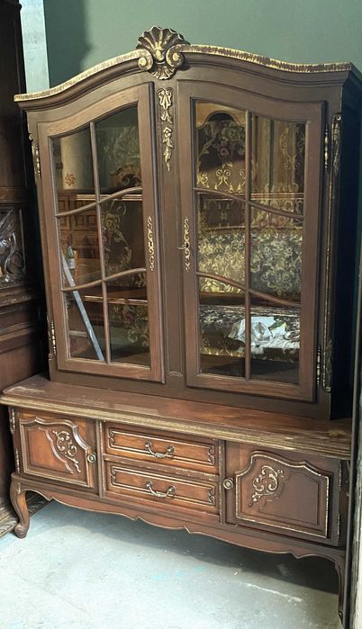 Witrynka z litego drewna