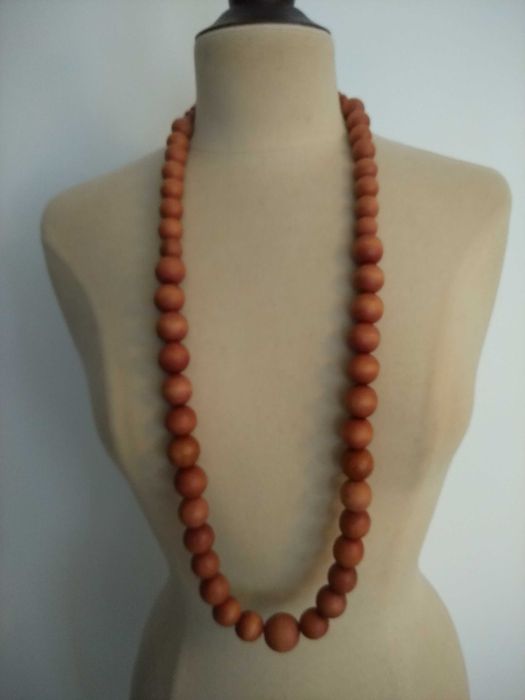 Colar em madeira