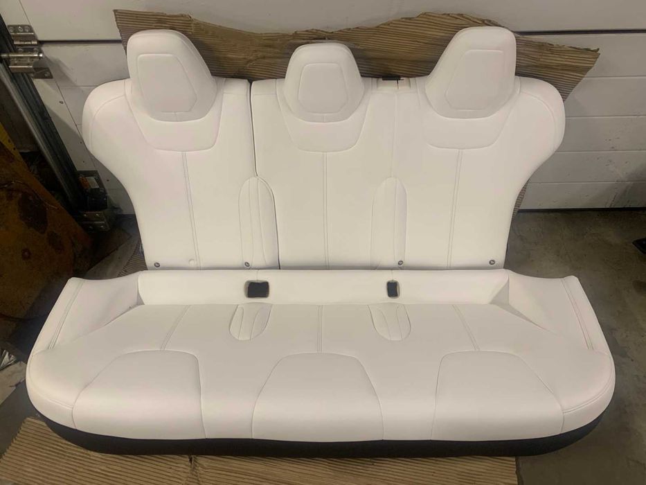 Сидіння tesla model Y та model S