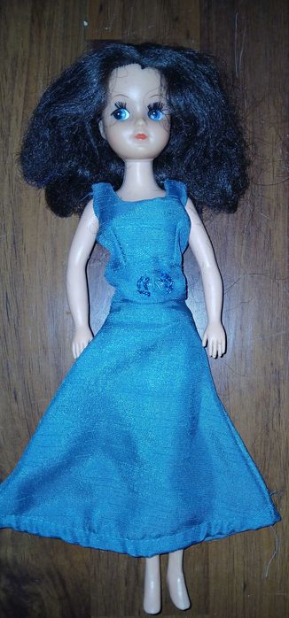 Boneca antiga de tamanho barbie