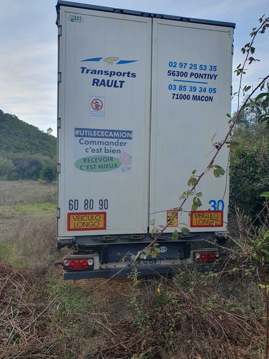 Reboque de 8,4 metros em bom estado.