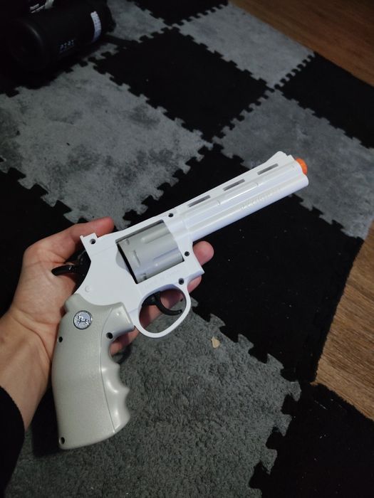 Zabawkowy rewolwer pistolet