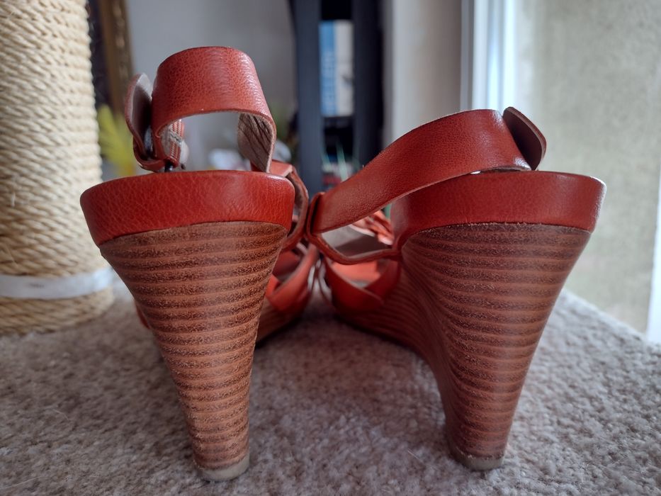 Sandały damskie skórzane na koturnie firmy ECCO