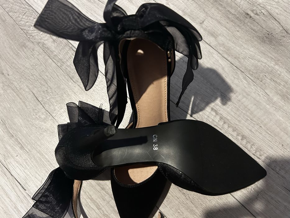 Czarne buty na obcasie