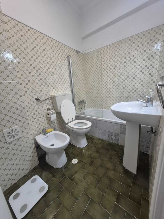Quarto p/casal com banho privativo e marquise  em Alhandra