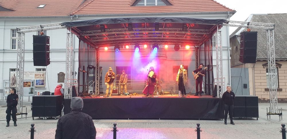 Scena 10x8  8x6 nagłośnienie oświetlenie agregaty prądotwórcze