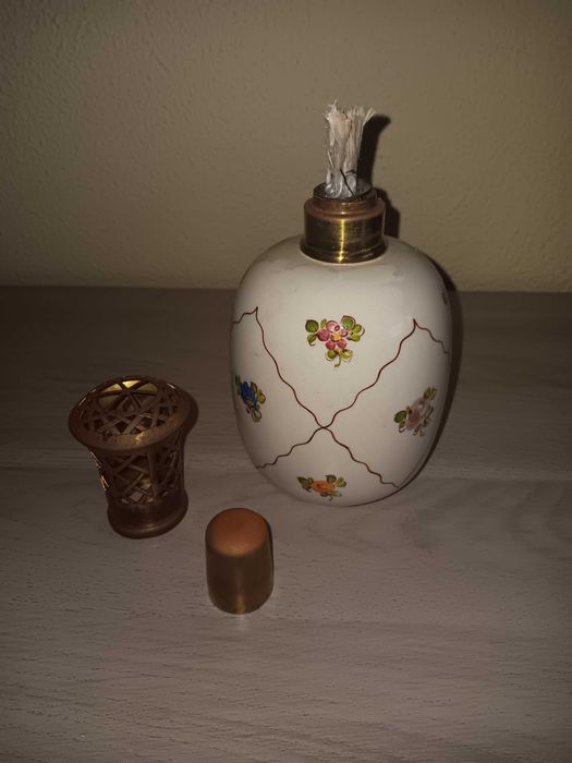 Candeeiro de lamecha em ceramica e latão