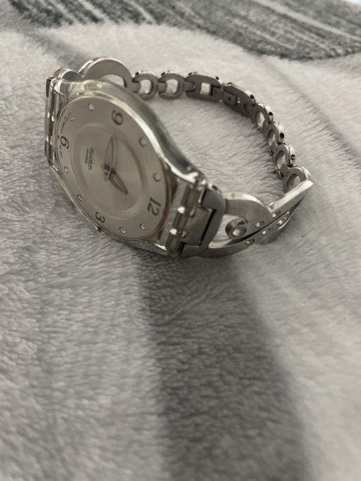 relógio swatch suíço prateado com strass, elegante estilo vintage