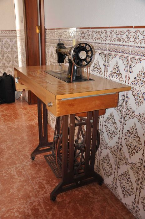 Máquina de costura antiga SINGER com móvel (pedal)