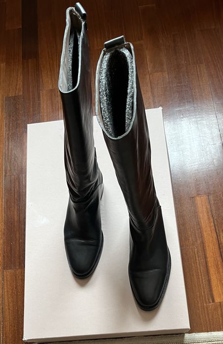 Botas pretas de pele da Uterque, nº 37, (26 cm)usadas algumas vezes.