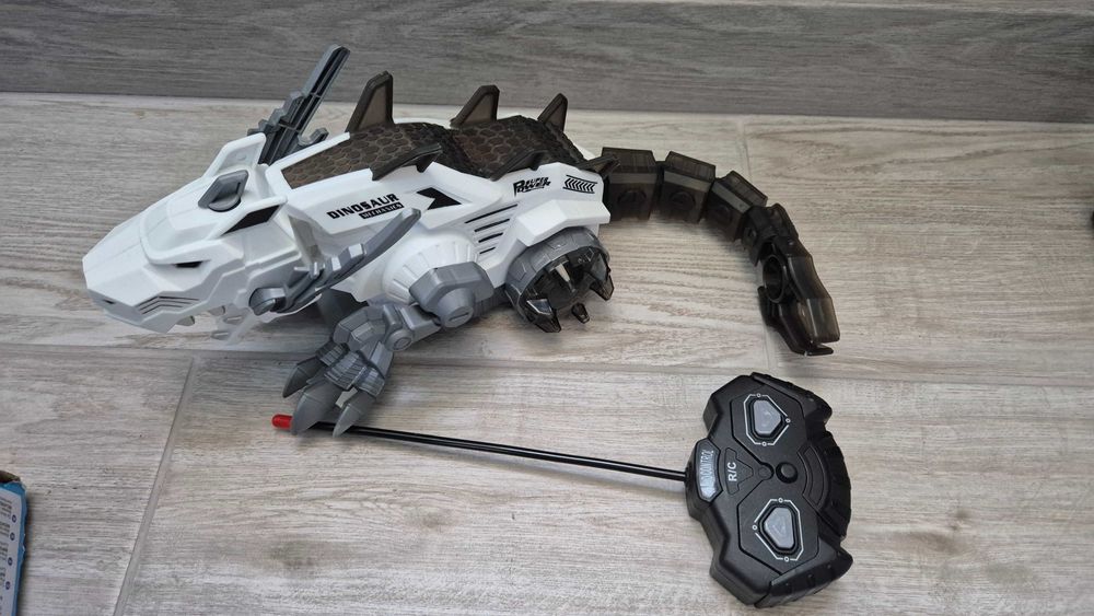 Радіокерована іграшка дінозавр, пускає пар із рта.