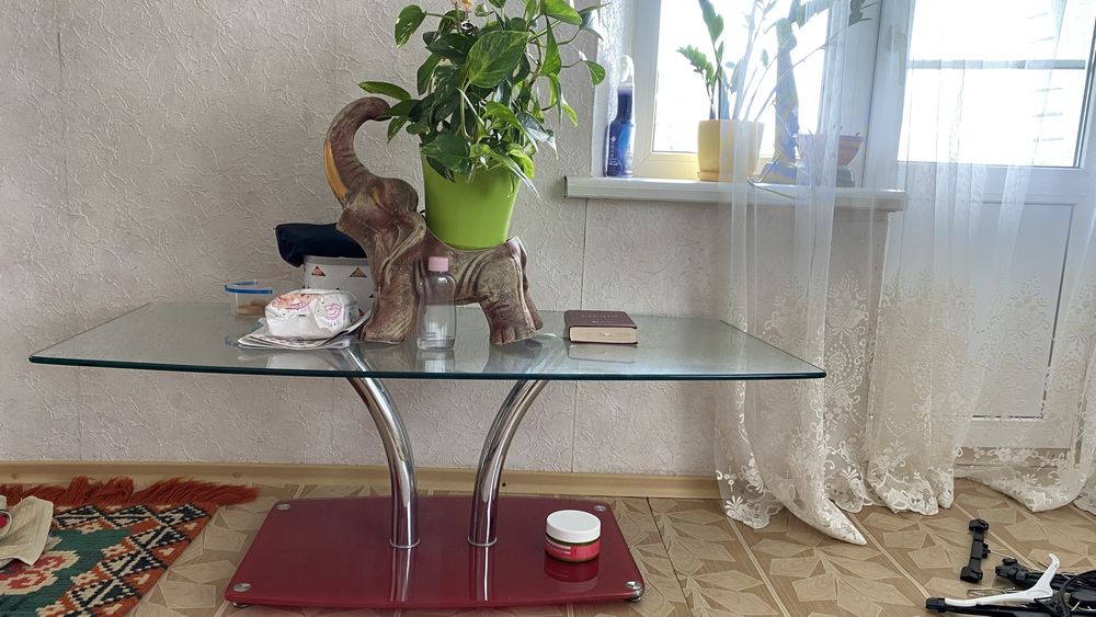 Скляний журнальний столик