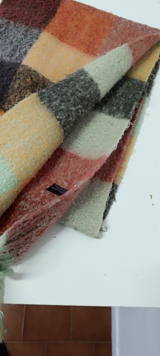 Echarpe muito quente. Usada. Está dobrada em quatro partes.
