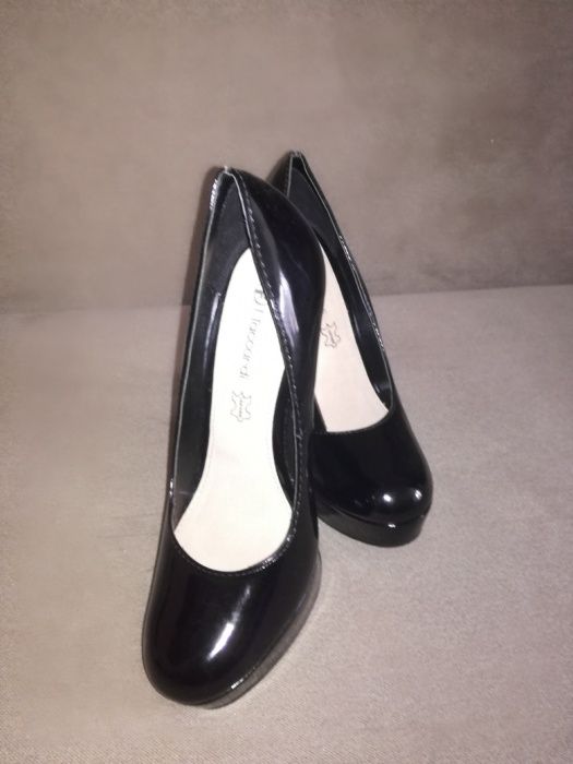 Pantofle czarne lakierowane
