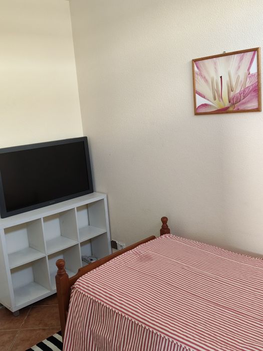 Alugo quarto para longa temporada