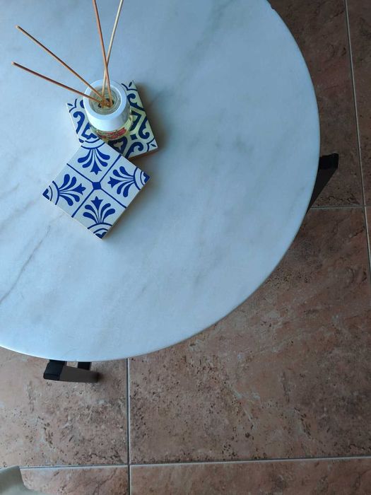 Mesa mármore com estrutura em ferro
