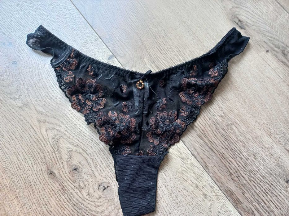 one lingerie czarne koronkowe stringi