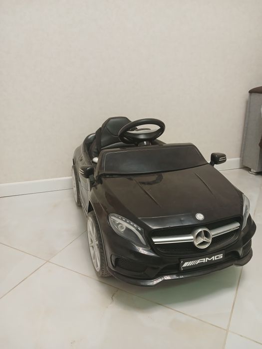 Дитячий електромобіль