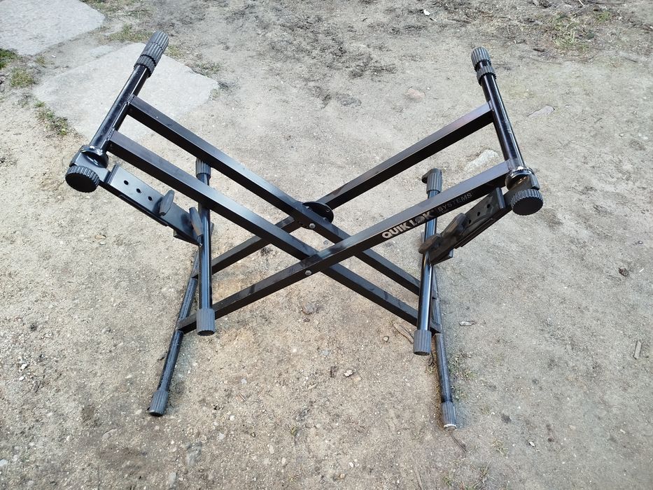 Stojak pod keyboard krzesło.